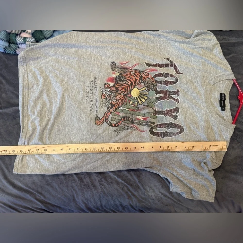 Pretty Little Things Gray Short Sleeve Tokyo T-Shirt Cotton Tiger Logo Sz M